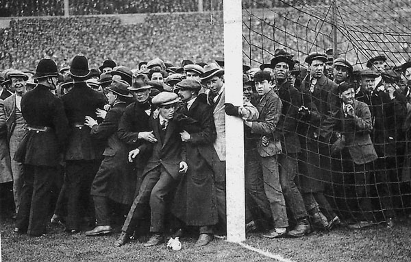 Иллюстрация к книге — 100 великих футбольных матчей [i_003.jpg]