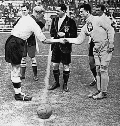 Иллюстрация к книге — 100 великих футбольных матчей [i_006.jpg]