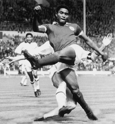 Иллюстрация к книге — 100 великих футбольных матчей [i_033.jpg]