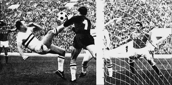 Иллюстрация к книге — 100 великих футбольных матчей [i_035.jpg]