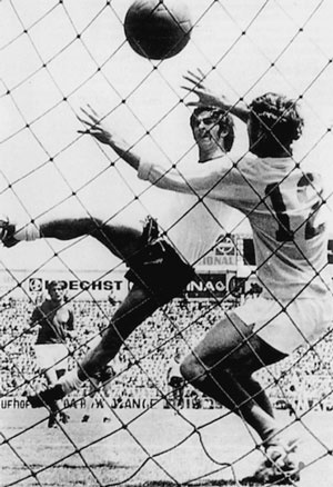 Иллюстрация к книге — 100 великих футбольных матчей [i_044.jpg]