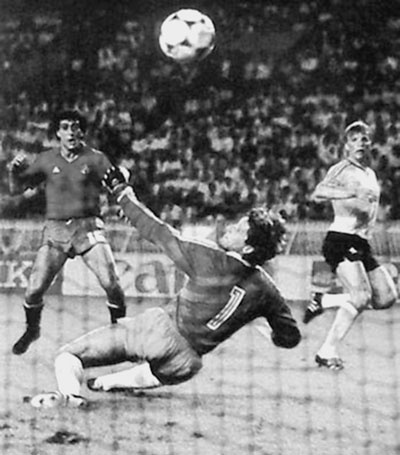 Иллюстрация к книге — 100 великих футбольных матчей [i_055.jpg]