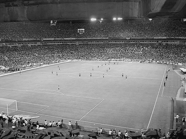 Иллюстрация к книге — 100 великих футбольных матчей [i_058.jpg]