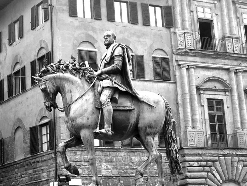 Иллюстрация к книге — Вокруг трона Медичи [i_012.jpg]