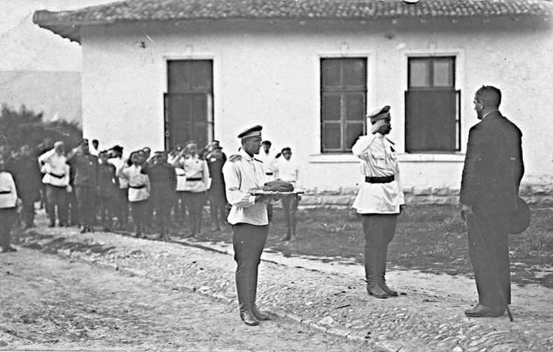 Иллюстрация к книге — Изгнанная армия. Полвека военной эмиграции. 1920-1970 гг. [i_018.jpg]