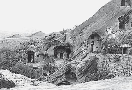 Иллюстрация к книге — 100 великих монастырей [i_027.jpg]