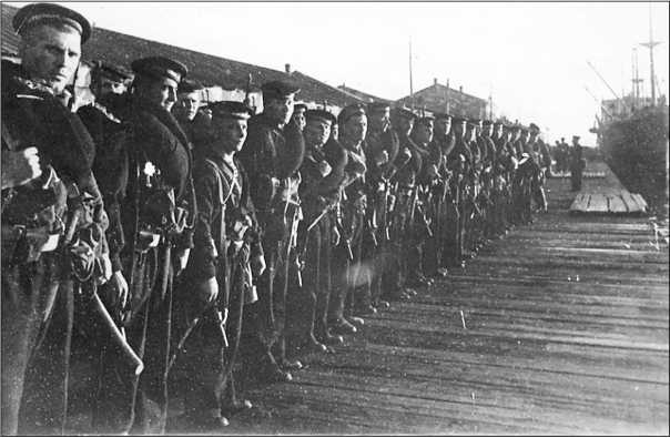 Иллюстрация к книге — На трудных дорогах войны. Подвиг Одессы [i_035.jpg]