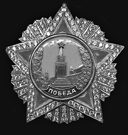 Иллюстрация к книге — 100 великих сокровищ России [i_052.jpg]