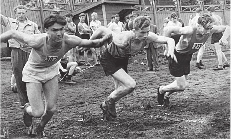 Иллюстрация к книге — Феликс Медведев. Козырная судьба легендарного интервьюера, библиофила, игрока [i_009.jpg]