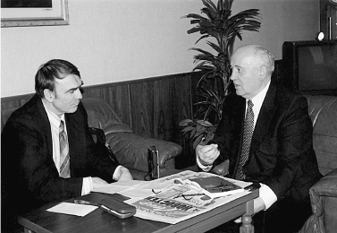 Иллюстрация к книге — Феликс Медведев. Козырная судьба легендарного интервьюера, библиофила, игрока [i_038.jpg]