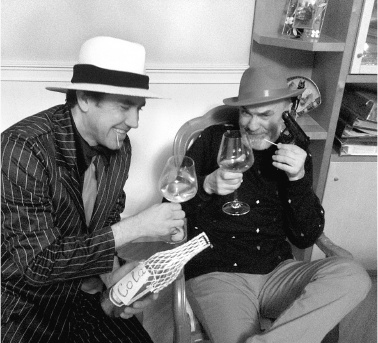 Иллюстрация к книге — Феликс Медведев. Козырная судьба легендарного интервьюера, библиофила, игрока [i_082.jpg]