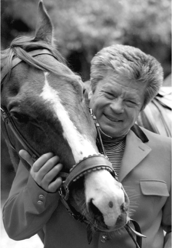 Иллюстрация к книге — Феликс Медведев. Козырная судьба легендарного интервьюера, библиофила, игрока [i_086.jpg]