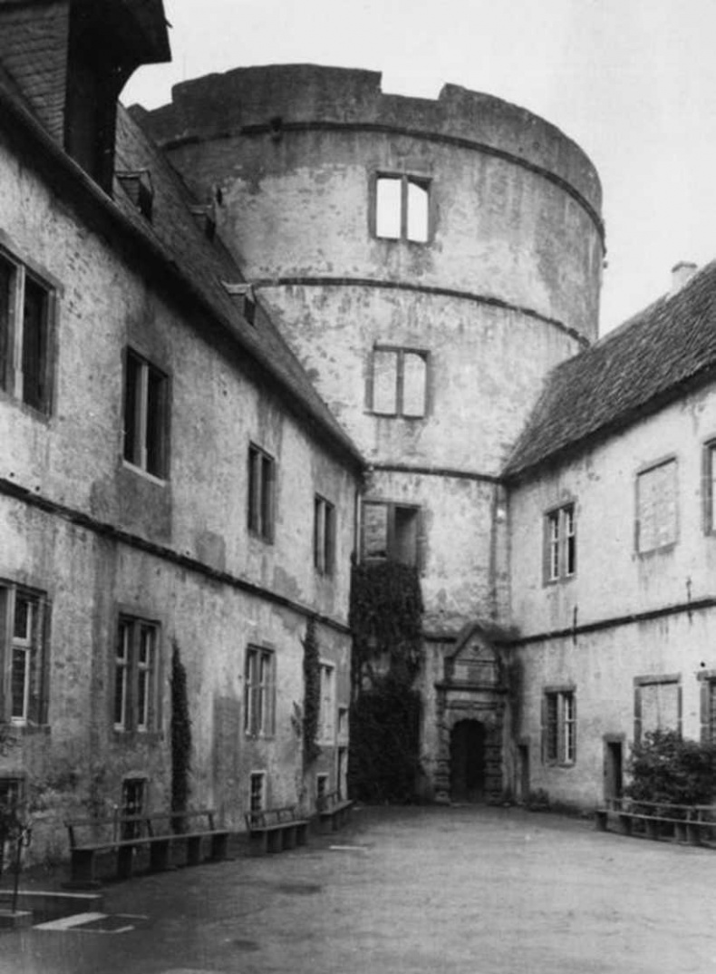 Иллюстрация к книге — Тайны черных замков СС [i_017.jpg]