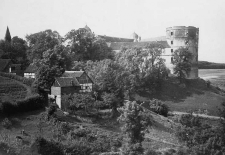 Иллюстрация к книге — Тайны черных замков СС [i_018.jpg]