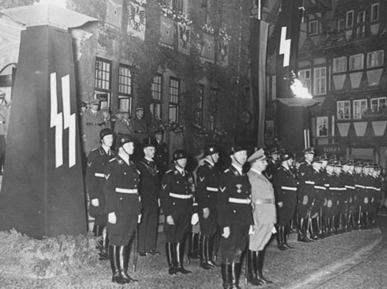 Иллюстрация к книге — Тайны черных замков СС [i_077.jpg]