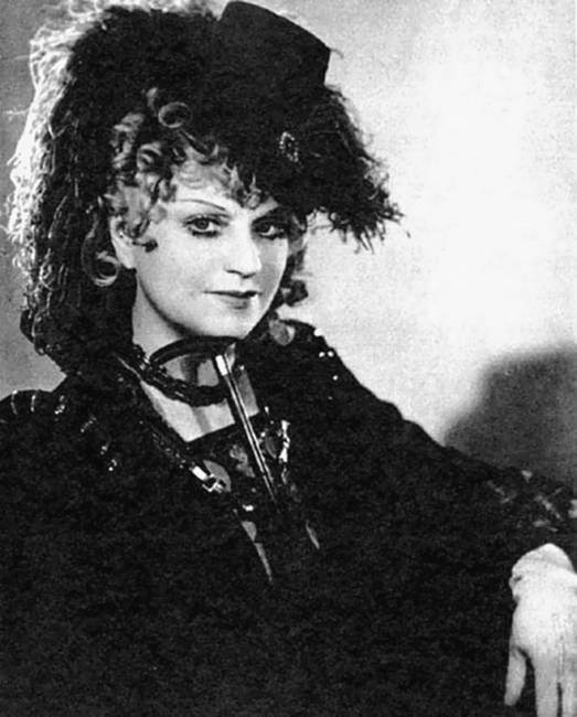 Иллюстрация к книге — 100 великих российских актеров [i_056.jpg]