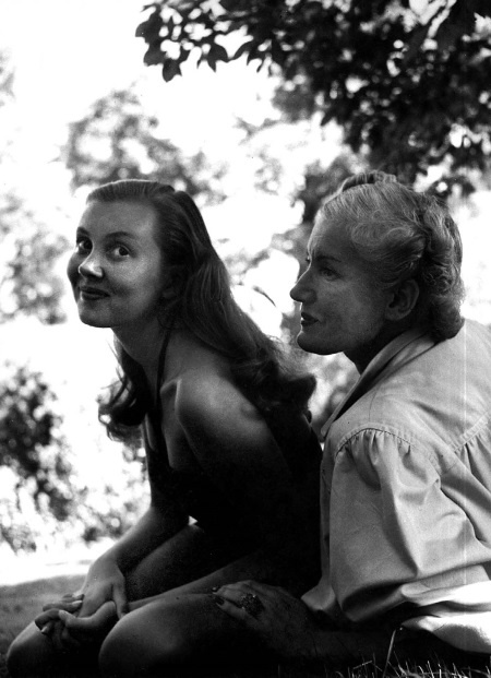 Иллюстрация к книге — Они. Воспоминания о родителях [i_024.jpg]