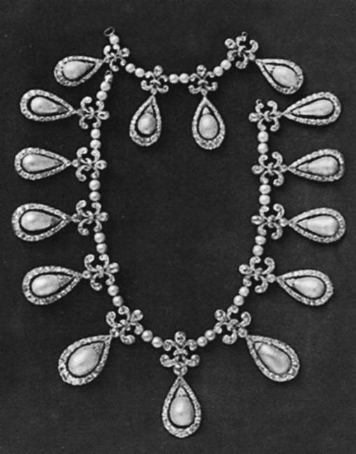 Иллюстрация к книге — Петербургские ювелиры XIX – начала XX в. Династии знаменитых мастеров императорской России [i_032.jpg]