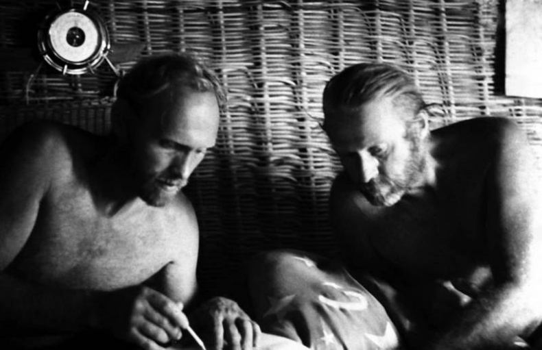 Иллюстрация к книге — С Хейердалом через Атлантику. О силе духа в диких условиях [i_027.jpg]