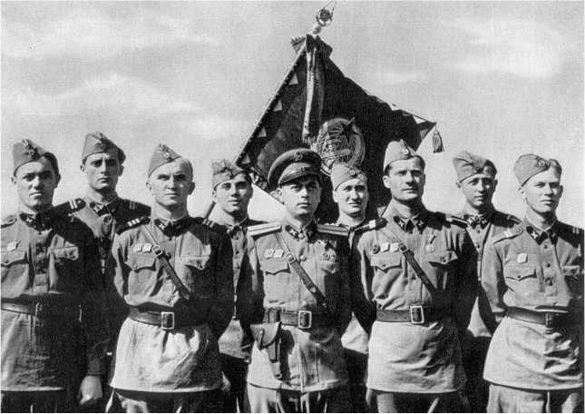 Иллюстрация к книге — Венгерский кризис 1956 года в исторической ретроспективе [i_013.jpg]