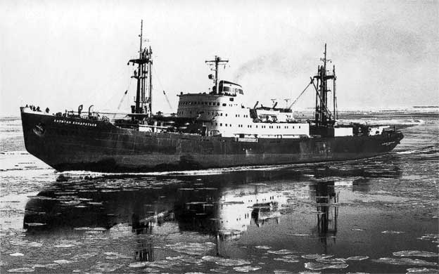 Иллюстрация к книге — Ледокол. Подлинная история "Михаила Сомова" [i_002.jpg]