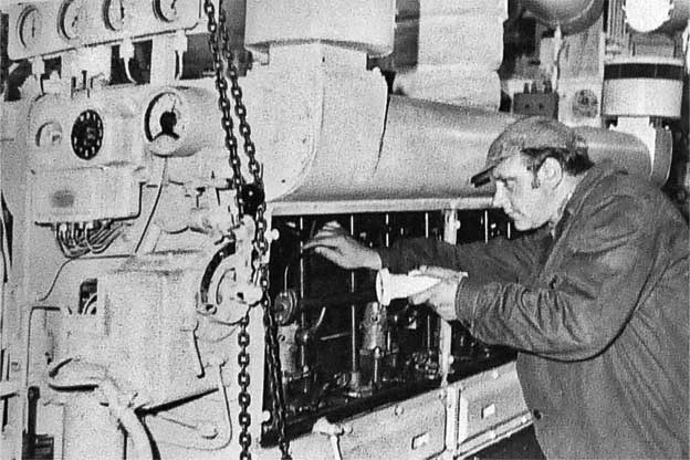 Иллюстрация к книге — Ледокол. Подлинная история "Михаила Сомова" [i_004.jpg]