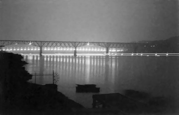 Иллюстрация к книге — Мальчики в лодке [i_023.jpg]