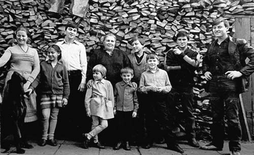 Иллюстрация к книге — Нонна Мордюкова и Вячеслав Тихонов. Как казачка Штирлица любила [_114.jpg]