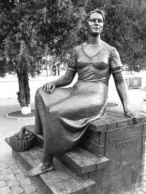 Иллюстрация к книге — Нонна Мордюкова и Вячеслав Тихонов. Как казачка Штирлица любила [_18.jpg]