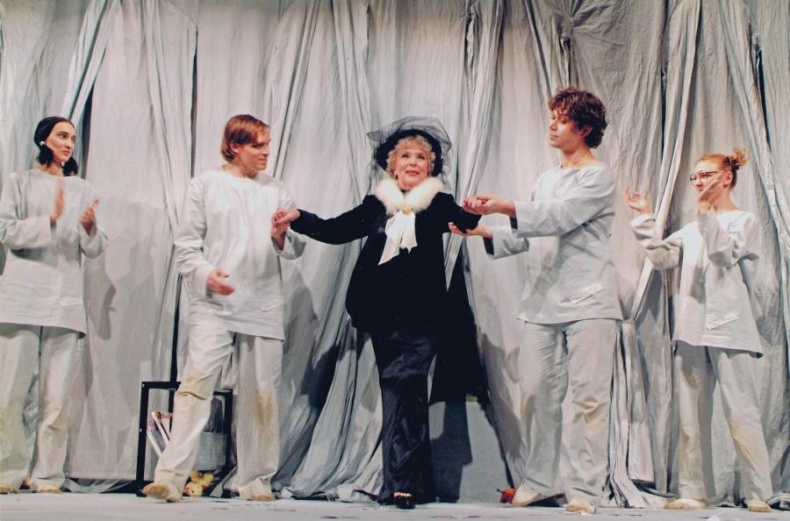 Иллюстрация к книге — Золушка с Чистых прудов [_2_04_2.jpg]