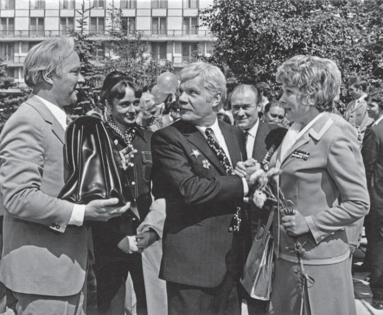 Иллюстрация к книге — Золушка с Чистых прудов [_2_07.jpg]