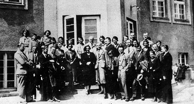 Иллюстрация к книге — Воспитательные моменты. Как любить ребенка. Оставьте меня детям (Педагогические записи) [i_013.jpg]