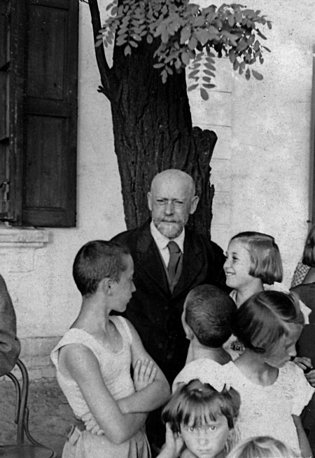 Иллюстрация к книге — Воспитательные моменты. Как любить ребенка. Оставьте меня детям (Педагогические записи) [i_023.jpg]