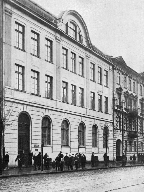 Иллюстрация к книге — Воспитательные моменты. Как любить ребенка. Оставьте меня детям (Педагогические записи) [i_025.jpg]