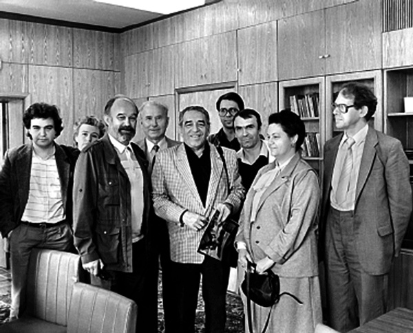 Иллюстрация к книге — Мой друг – Евгений Евтушенко. Когда поэзия собирала стадионы… [i_008.jpg]