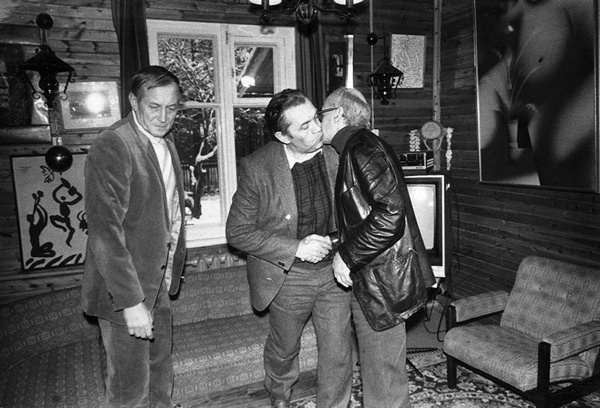 Иллюстрация к книге — Мой друг – Евгений Евтушенко. Когда поэзия собирала стадионы… [i_009.jpg]