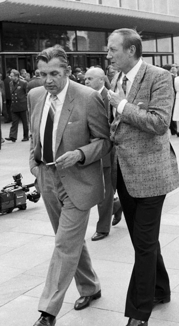 Иллюстрация к книге — Мой друг – Евгений Евтушенко. Когда поэзия собирала стадионы… [i_018.jpg]