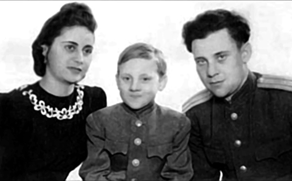 Иллюстрация к книге — Мой друг – Евгений Евтушенко. Когда поэзия собирала стадионы… [i_025.jpg]