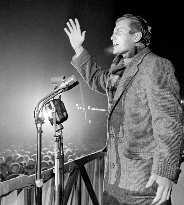 Иллюстрация к книге — Мой друг – Евгений Евтушенко. Когда поэзия собирала стадионы… [i_026.jpg]