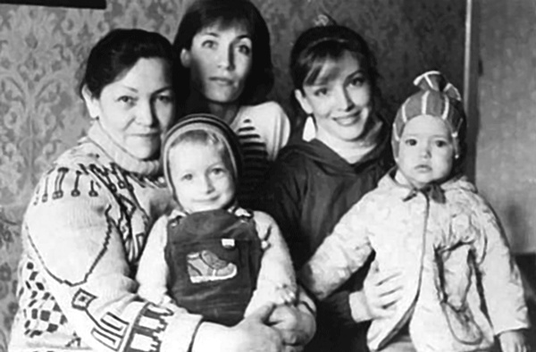 Иллюстрация к книге — Анна Самохина. Роковая женщина советского кино [i_026.jpg]