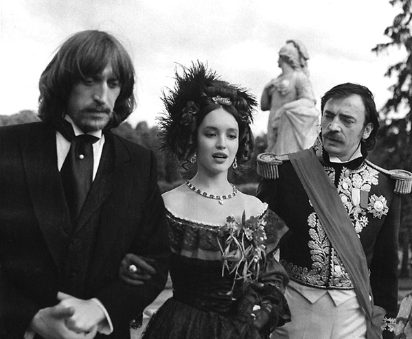 Иллюстрация к книге — Анна Самохина. Роковая женщина советского кино [i_028.jpg]