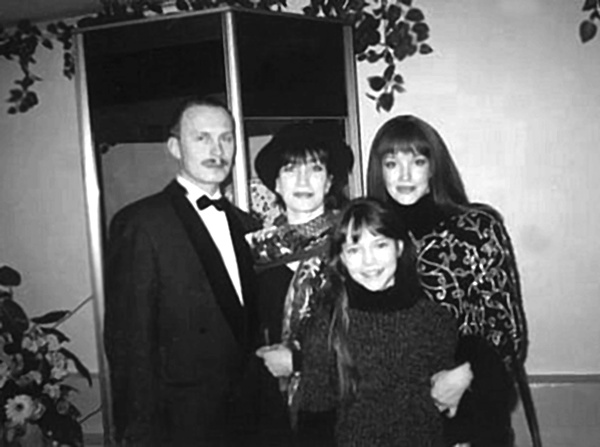 Иллюстрация к книге — Анна Самохина. Роковая женщина советского кино [i_038.jpg]