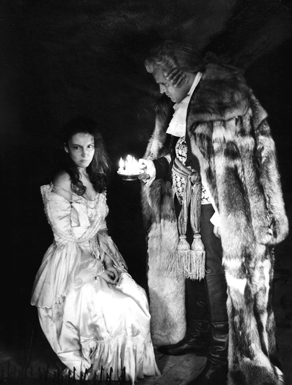 Иллюстрация к книге — Анна Самохина. Роковая женщина советского кино [i_044.jpg]