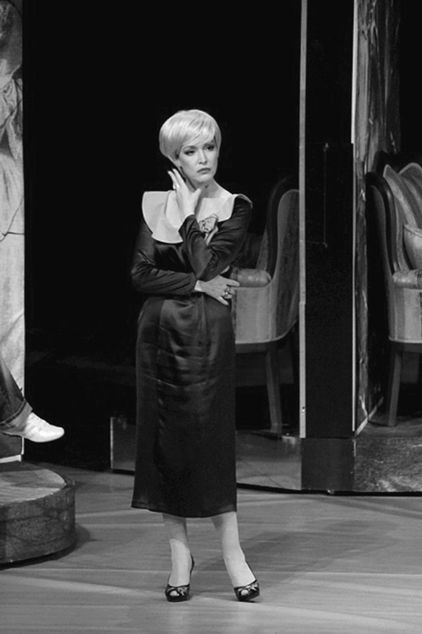 Иллюстрация к книге — Анна Самохина. Роковая женщина советского кино [i_065.jpg]