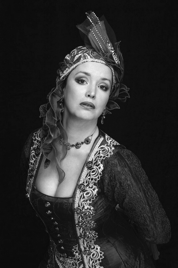 Иллюстрация к книге — Анна Самохина. Роковая женщина советского кино [i_105.jpg]