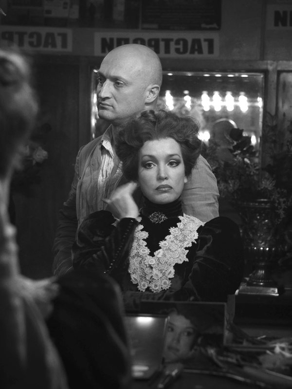 Иллюстрация к книге — Анна Самохина. Роковая женщина советского кино [i_118.jpg]