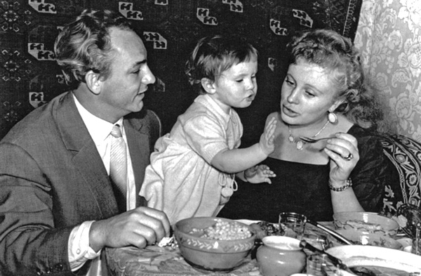 Иллюстрация к книге — Алла Ларионова и Николай Рыбников. Любовь на Заречной улице [i_018.jpg]