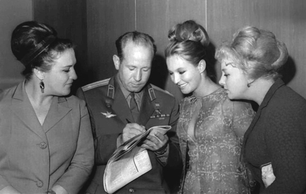 Иллюстрация к книге — Алла Ларионова и Николай Рыбников. Любовь на Заречной улице [i_026.jpg]