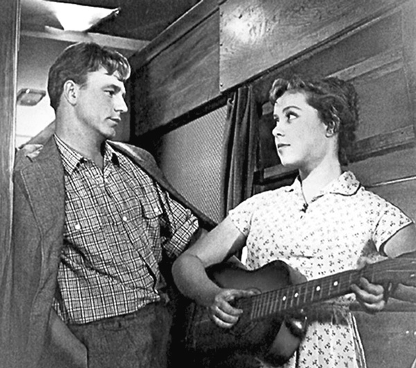 Иллюстрация к книге — Алла Ларионова и Николай Рыбников. Любовь на Заречной улице [i_028.jpg]