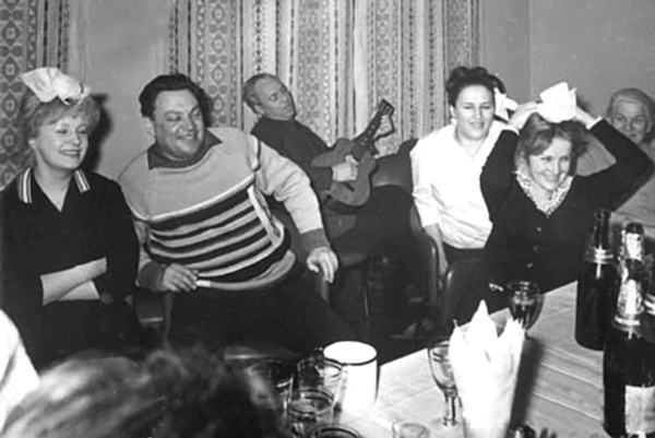 Иллюстрация к книге — Алла Ларионова и Николай Рыбников. Любовь на Заречной улице [i_030.jpg]